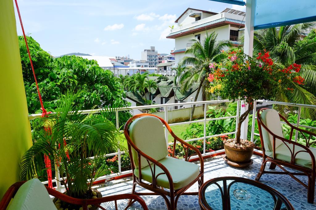 Adonis Pensión Patong Exterior foto