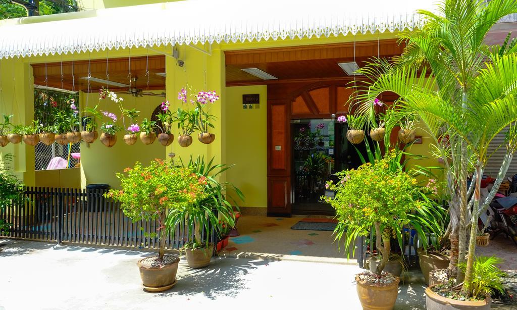 Adonis Pensión Patong Exterior foto